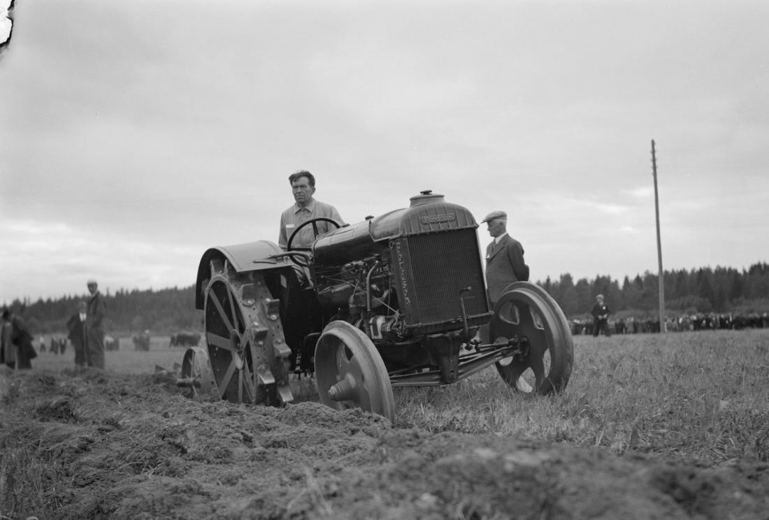 1937 Fordson N traktori kyntää peltoa. Pietinen/Museovirasto