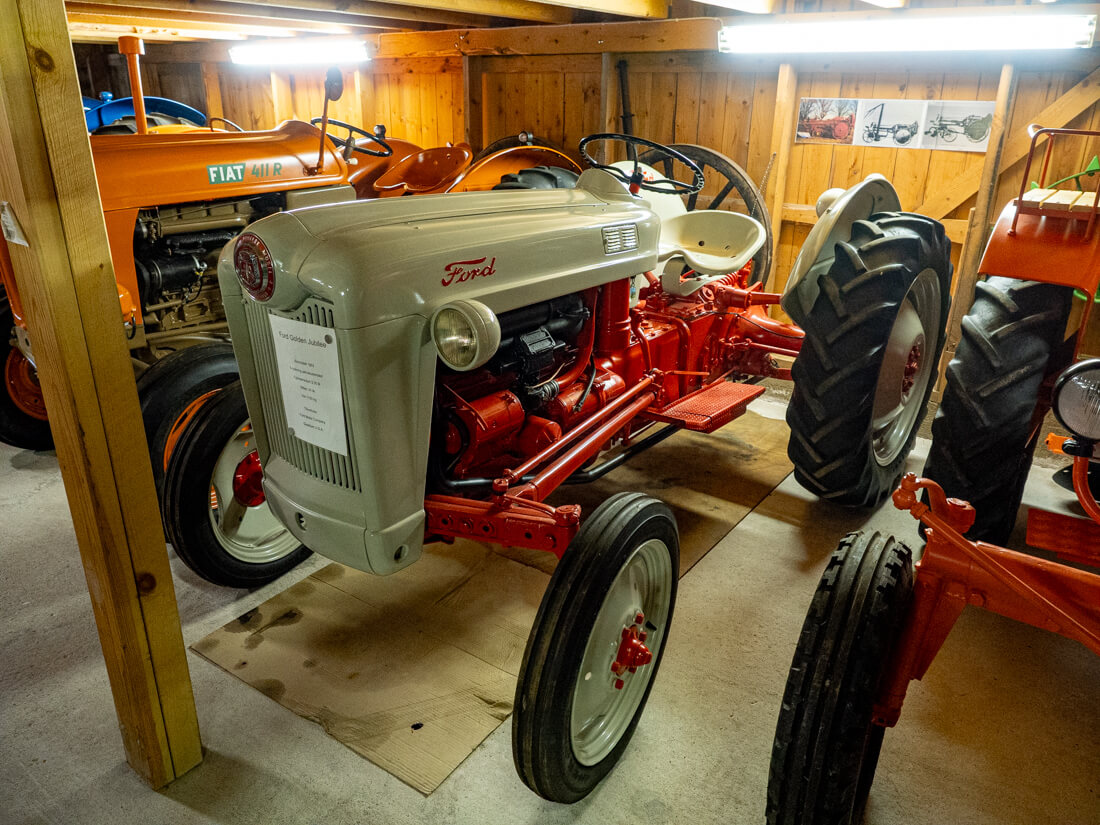 1953 Ford Golden Jubilee traktori 2.35L bensiinimoottorilla