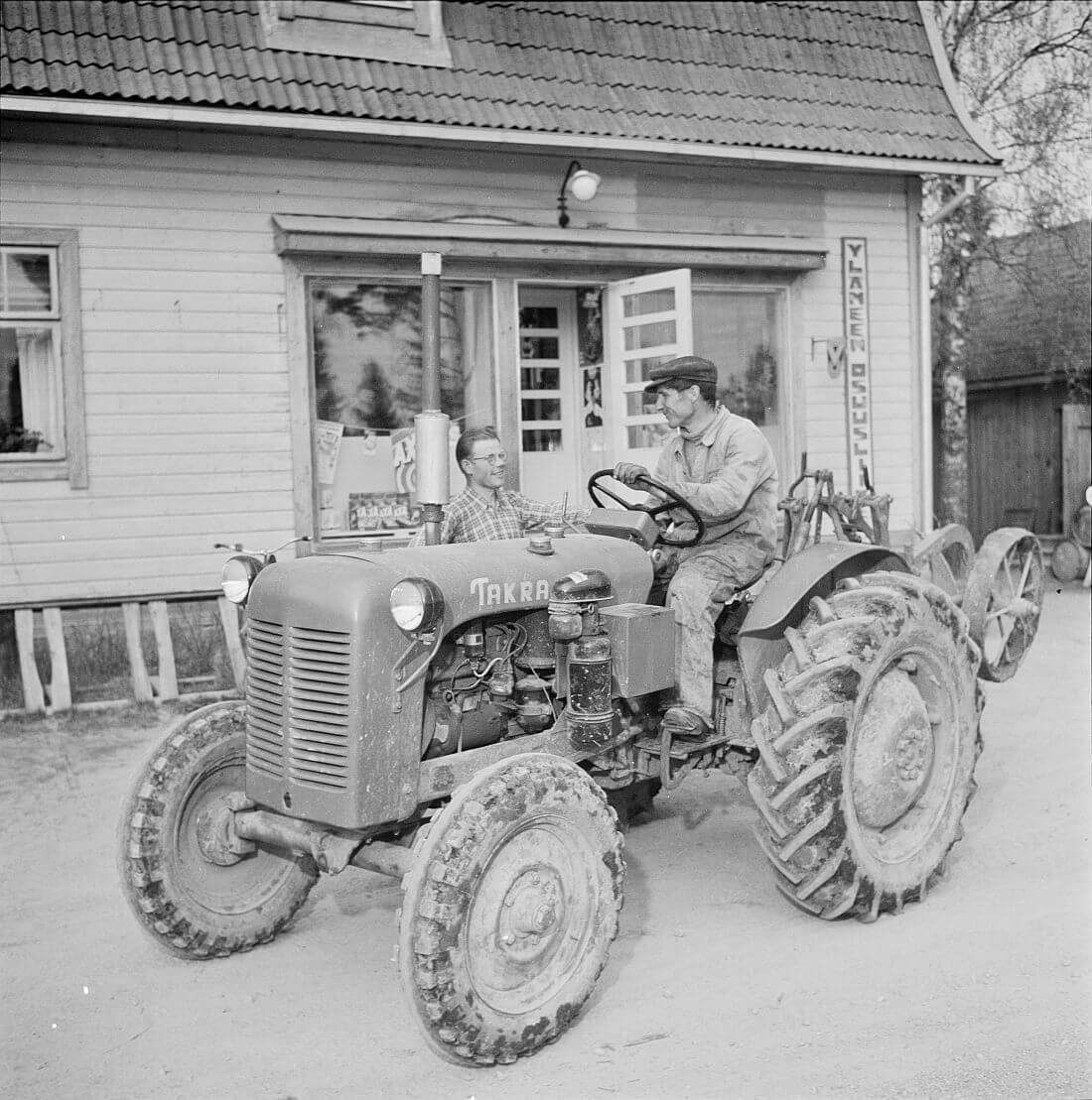 Takra traktori kaupan edessä vuonna 1955. Kuva: Valokuvataiteen museo