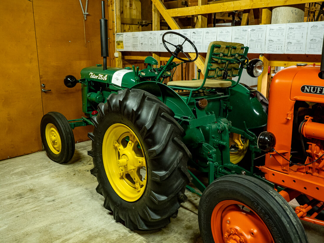 1956 Zetor 25A tšekkosslovakialainen traktori Fagerlundin traktorimuseossa