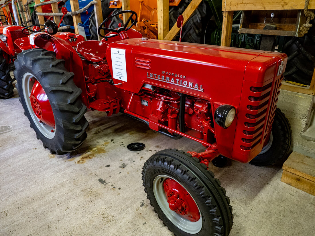 1957 McCormick International B 250 traktori