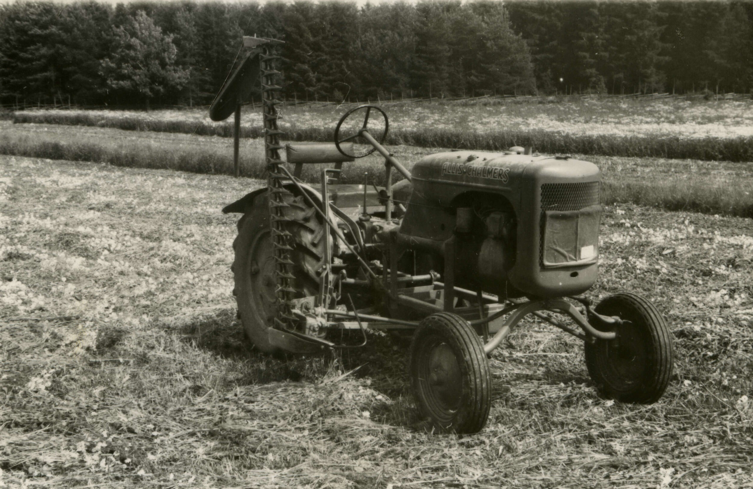 Allis-Chalmers model B traktori heinäpellolla. Kuva: Vantaan kaupunginmuseo.