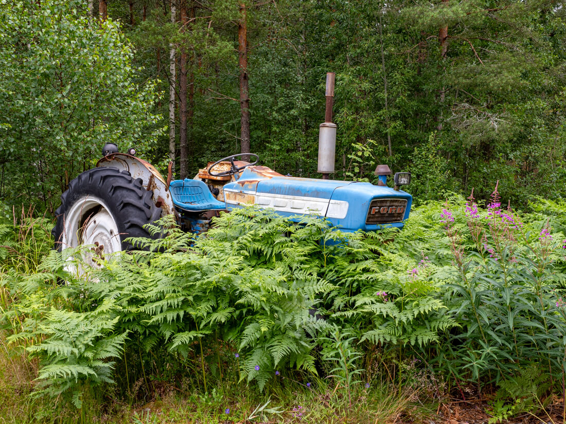 Ford traktori pusikossa Fagerlundin traktorimuseon pihalla