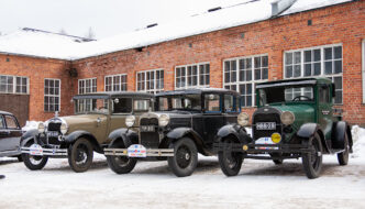 1928 Ford Pickup ja 1930 Ford Fordor Sedan