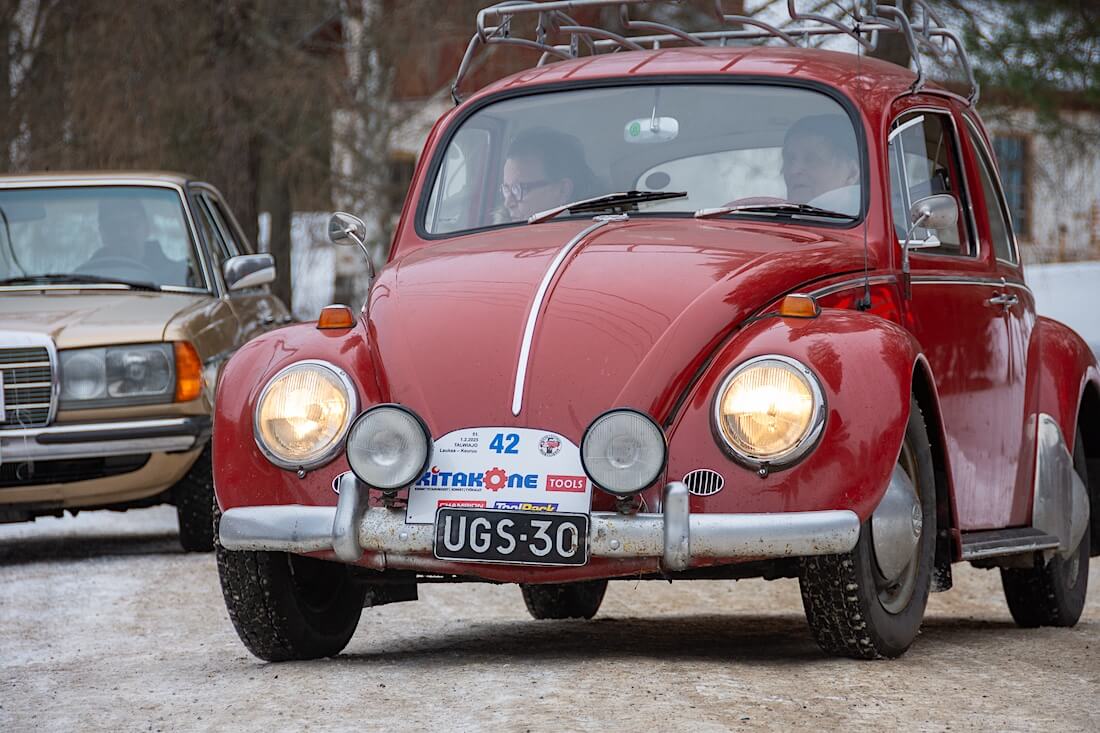 Punainen 1964 Volkswagen Kupla paksutolppa