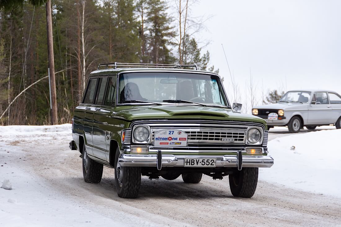 Vihreä 1973 Jeep Wagoneer Custom