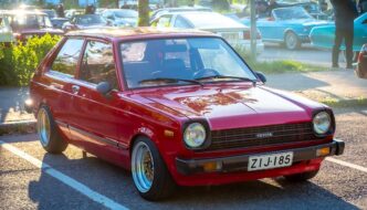 Punainen 1980 Toyota Starlet 1.3DL