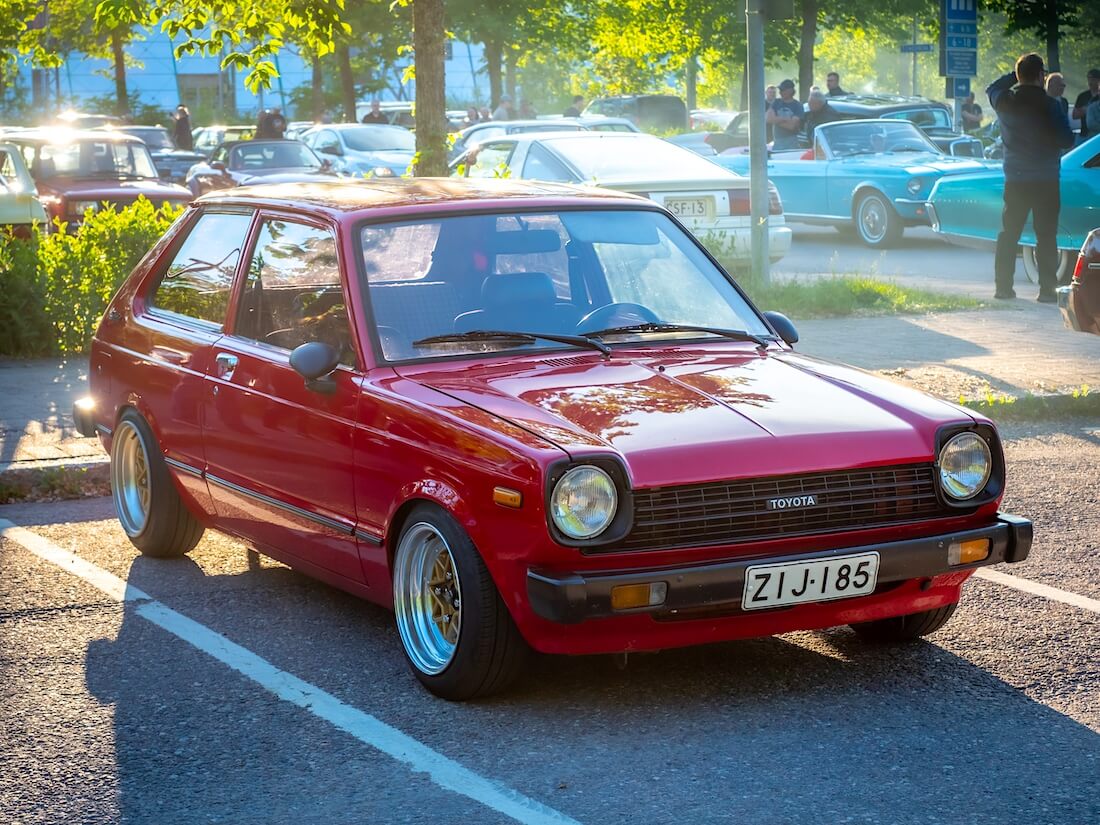 Punainen 1980 Toyota Starlet 1.3DL