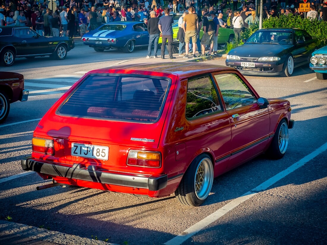 Punainen 1980 Toyota Starlet takaa