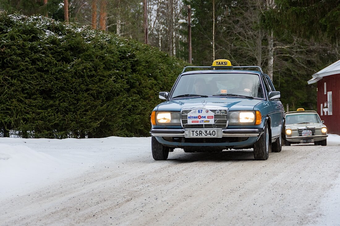 Sininen 1982 MB W123 taksiauto